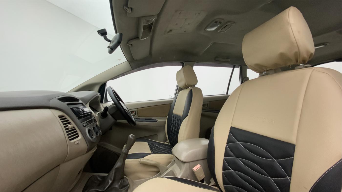 2010 Toyota Innova 2.5 G4 7 STR, Diesel, Manual, 2,25,840 km, Right Side Front Door Cabin