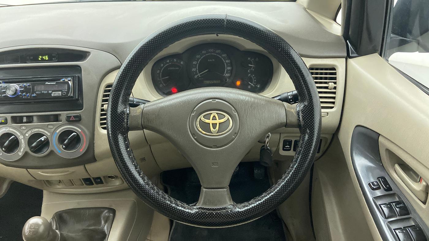 2010 Toyota Innova 2.5 G4 7 STR, Diesel, Manual, 2,25,840 km, Steering Wheel Close Up