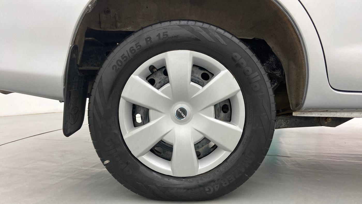 2010 Toyota Innova 2.5 G4 7 STR, Diesel, Manual, 2,25,840 km, Right Rear Wheel