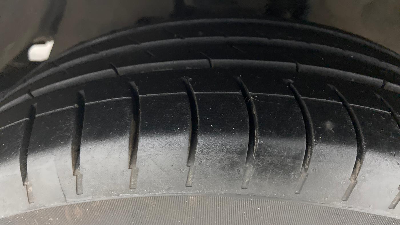 2010 Toyota Innova 2.5 G4 7 STR, Diesel, Manual, 2,25,840 km, Right Front Tyre Tread