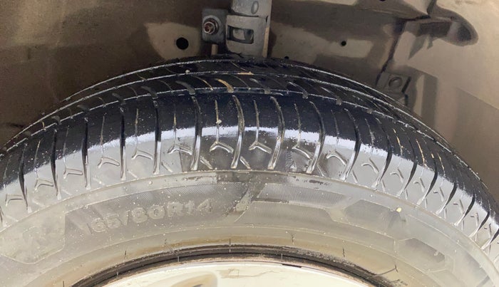 2015 Maruti Swift Dzire LXI, Petrol, Manual, 98,134 km, Right Front Tyre Tread