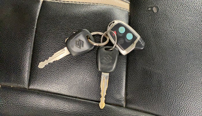 2015 Maruti Swift Dzire LXI, Petrol, Manual, 98,134 km, Key Close Up