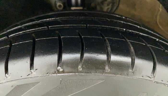 2017 Volkswagen Polo COMFORTLINE 1.2L, Petrol, Manual, 84,640 km, Left Front Tyre Tread