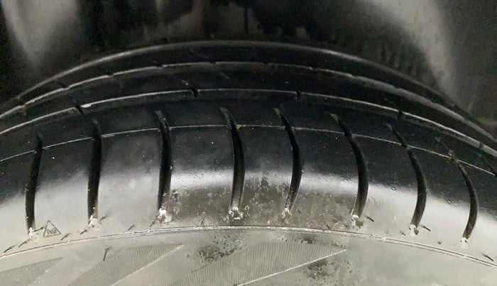 2017 Volkswagen Polo COMFORTLINE 1.2L, Petrol, Manual, 84,640 km, Right Rear Tyre Tread