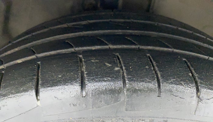 2011 Toyota Corolla Altis 1.8 G, Petrol, Manual, 68,389 km, Right Front Tyre Tread