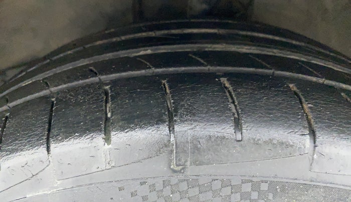 2011 Toyota Corolla Altis 1.8 G, Petrol, Manual, 68,389 km, Left Front Tyre Tread