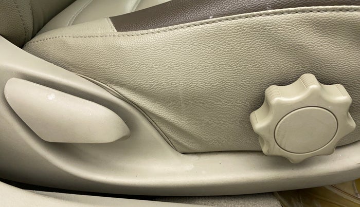2011 Toyota Corolla Altis 1.8 G, Petrol, Manual, 68,389 km, Driver Side Adjustment Panel