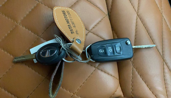 2022 Tata Tiago XT CNG, CNG, Manual, 71,047 km, Key Close Up
