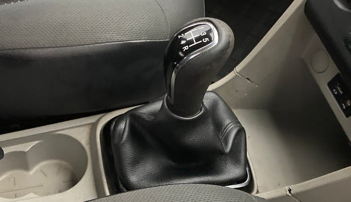 2017 Tata Tiago WIZZ EDITION PETROL, Petrol, Manual, 61,157 km, Gear lever - Boot cover slightly torn