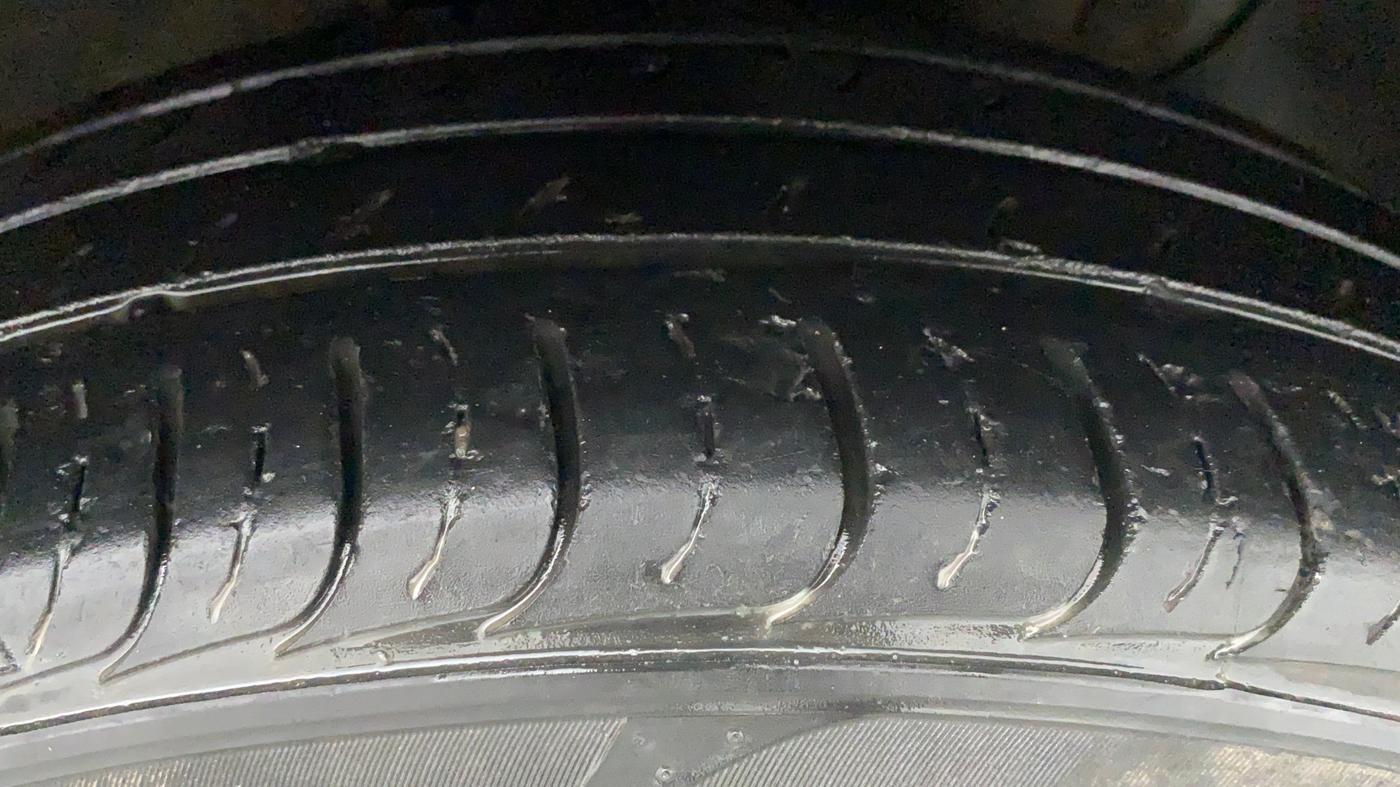 2017 Hyundai Creta E PLUS 1.6 PETROL, Petrol, Manual, 28,028 km, Right Front Tyre Tread