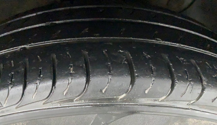 2017 Hyundai Creta E PLUS 1.6 PETROL, Petrol, Manual, 28,028 km, Right Front Tyre Tread