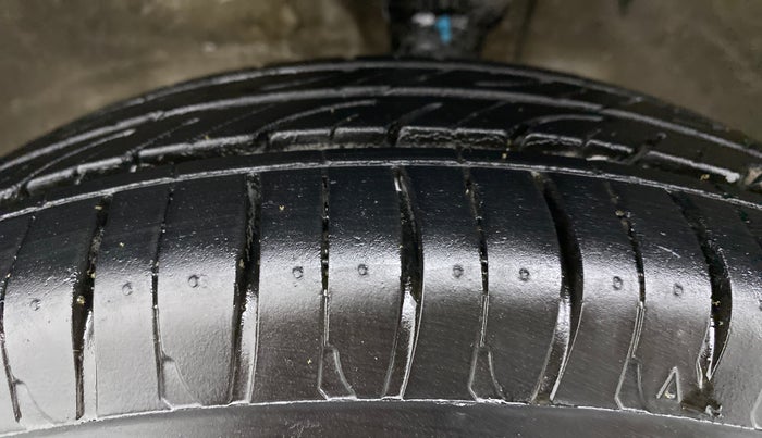 2013 Maruti Wagon R 1.0 VXI, Petrol, Manual, 44,186 km, Left Front Tyre Tread
