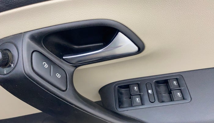 2013 Volkswagen Polo COMFORTLINE 1.2L PETROL, Petrol, Manual, 1,01,413 km, Driver Side Door Panels Control