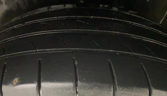 2013 Volkswagen Polo COMFORTLINE 1.2L PETROL, Petrol, Manual, 1,01,413 km, Left Rear Tyre Tread