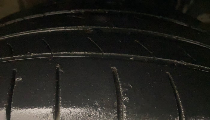 2013 Volkswagen Polo COMFORTLINE 1.2L PETROL, Petrol, Manual, 1,01,413 km, Right Front Tyre Tread