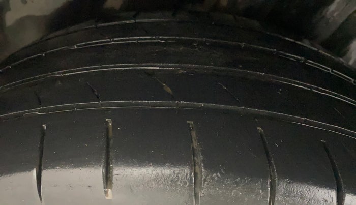 2013 Volkswagen Polo COMFORTLINE 1.2L PETROL, Petrol, Manual, 1,01,413 km, Right Rear Tyre Tread