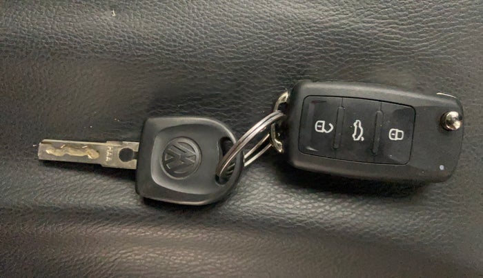 2013 Volkswagen Polo COMFORTLINE 1.2L PETROL, Petrol, Manual, 1,01,413 km, Key Close Up