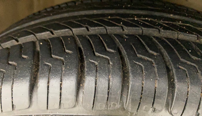 2015 Honda Brio VX MT, Petrol, Manual, 55,918 km, Right Front Tyre Tread