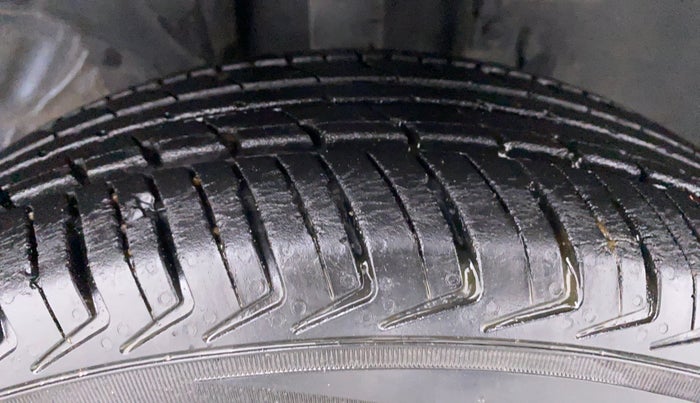 2018 Renault Kwid RXT, Petrol, Manual, 15,488 km, Right Front Tyre Tread