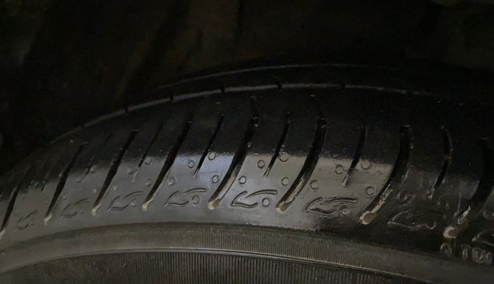 2015 Maruti Ertiga VXI, Petrol, Manual, 51,496 km, Left Front Tyre Tread
