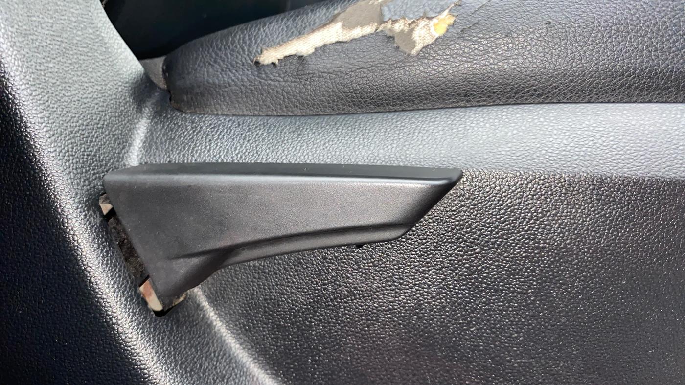 2018 Mahindra KUV 100 NXT K2 P 6 STR, CNG, Manual, 17,136 km, Driver Side Adjustment Panel