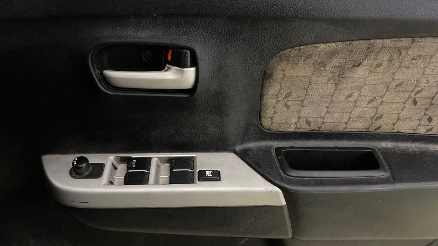 2014 Maruti Wagon R 1.0 VXI, Petrol, Manual, 88,258 km, Driver Side Door Panels Control