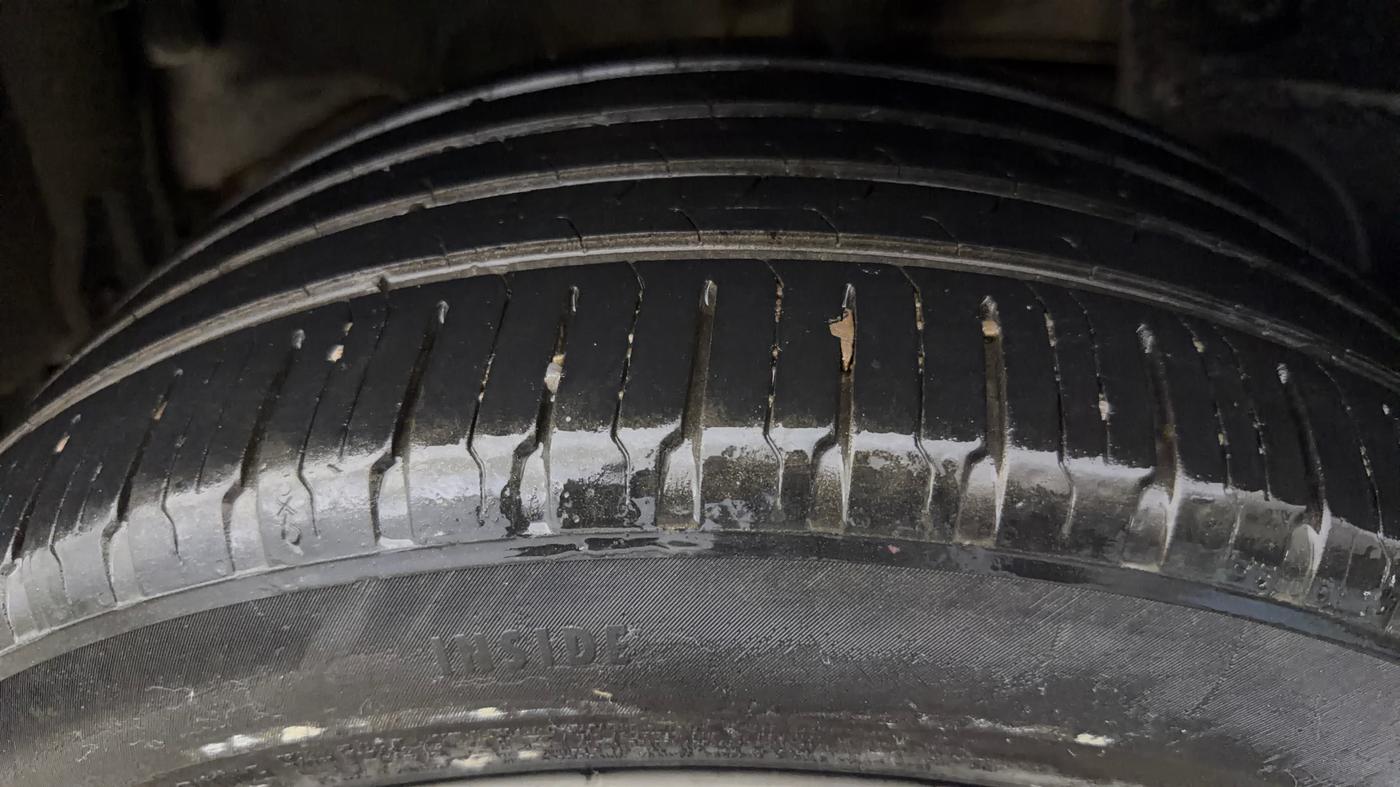 2015 Renault Duster RXE PETROL, Petrol, Manual, 63,474 km, Left Rear Tyre Tread