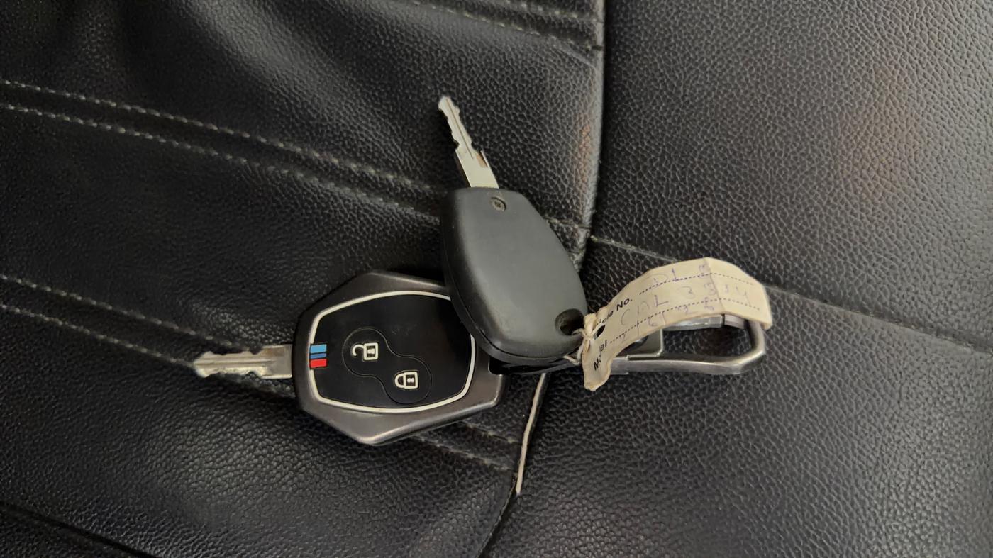 2015 Renault Duster RXE PETROL, Petrol, Manual, 63,474 km, Key Close Up