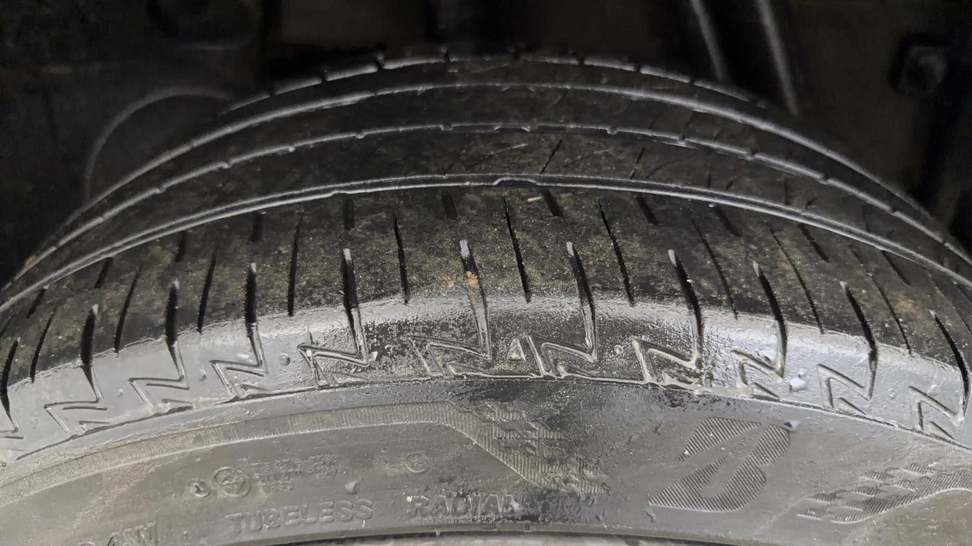 2015 Renault Duster RXE PETROL, Petrol, Manual, 63,474 km, Right Rear Tyre Tread