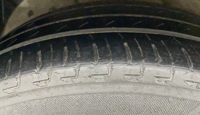 2015 Hyundai Verna 1.4 VTVT, Petrol, Manual, 89,989 km, Right Rear Tyre Tread