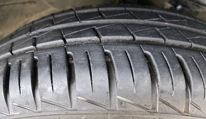 2011 Maruti Wagon R 1.0 VXI, Petrol, Manual, 79,527 km, Right Front Tyre Tread
