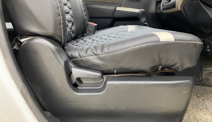 2016 Maruti Wagon R 1.0 LXI CNG, CNG, Manual, 50,346 km, Driver Side Adjustment Panel