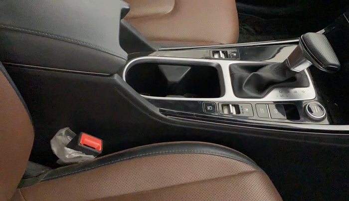 2022 Hyundai ALCAZAR 2.0 SIGNATURE (O) AT 6STR, CNG, Automatic, 32,844 km, Gear Lever