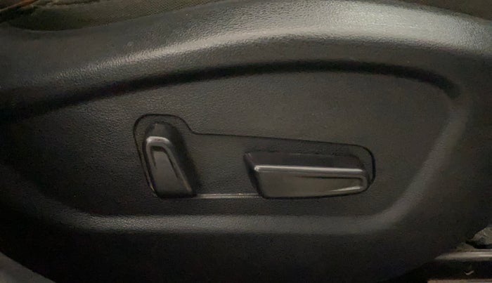 2022 Hyundai ALCAZAR 2.0 SIGNATURE (O) AT 6STR, CNG, Automatic, 32,844 km, Driver Side Adjustment Panel