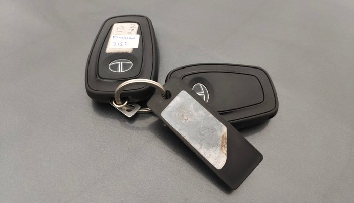 2023 Tata NEXON XZ PLUS PETROL, Petrol, Manual, 30,514 km, Key Close Up