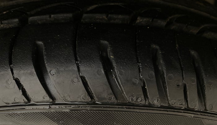 2012 Ford Figo TITANIUM 1.2 PETROL, Petrol, Manual, 66,507 km, Right Front Tyre Tread