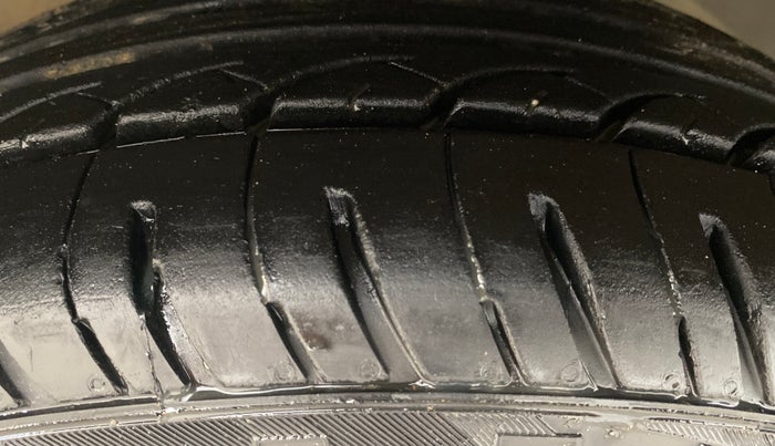 2012 Ford Figo TITANIUM 1.2 PETROL, Petrol, Manual, 66,507 km, Left Front Tyre Tread