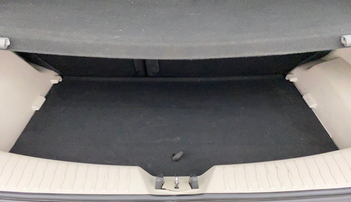 2021 Mahindra XUV300 W8 (O) 1.2 PETROL, Petrol, Manual, 48,853 km, Boot Inside