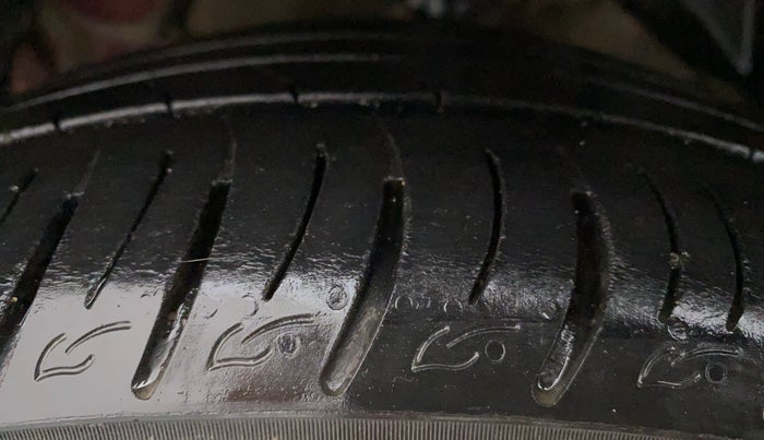 2021 Mahindra XUV300 W8 (O) 1.2 PETROL, Petrol, Manual, 48,853 km, Left Front Tyre Tread