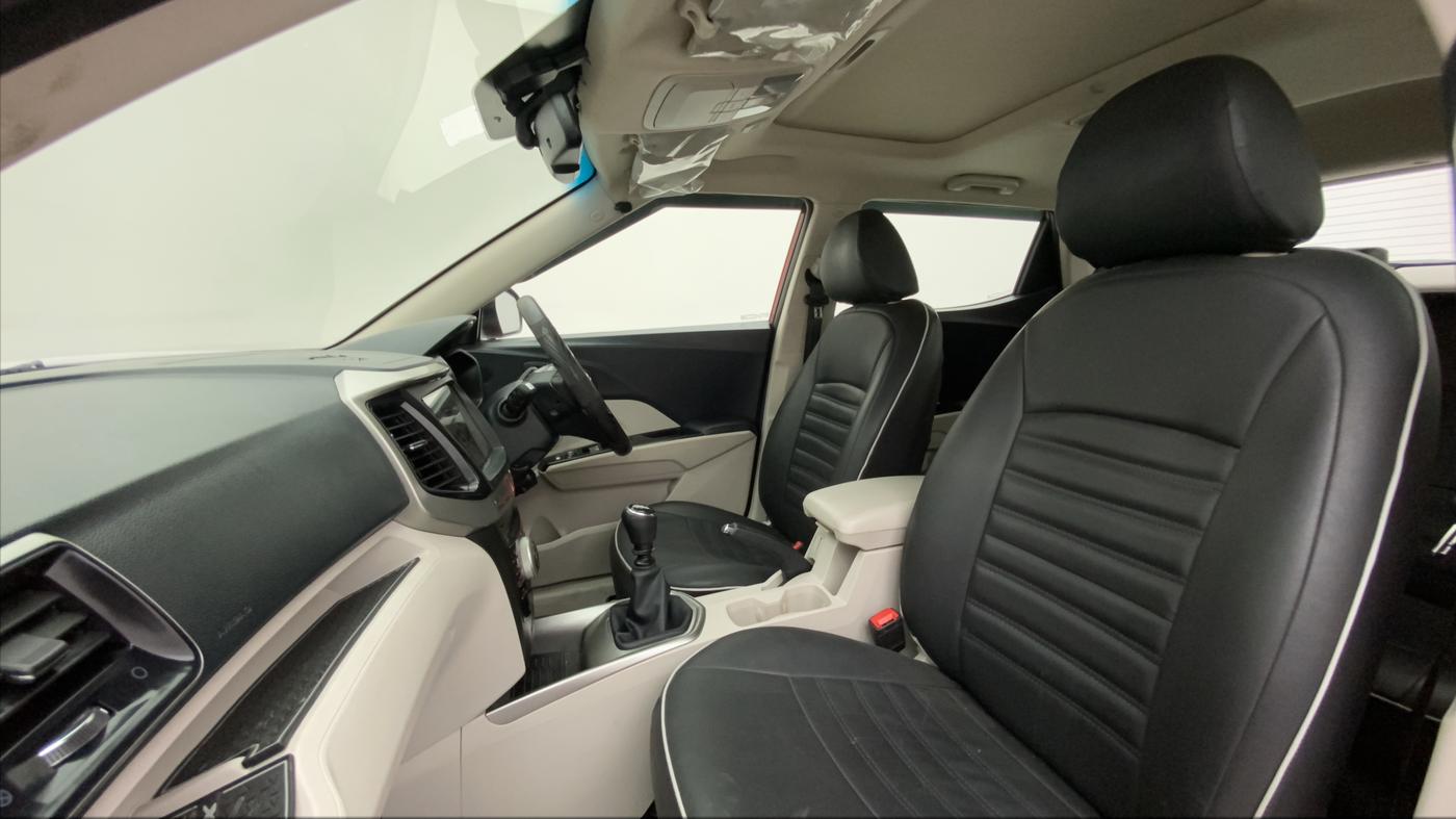 2021 Mahindra XUV300 W8 (O) 1.2 PETROL, Petrol, Manual, 48,853 km, Right Side Front Door Cabin