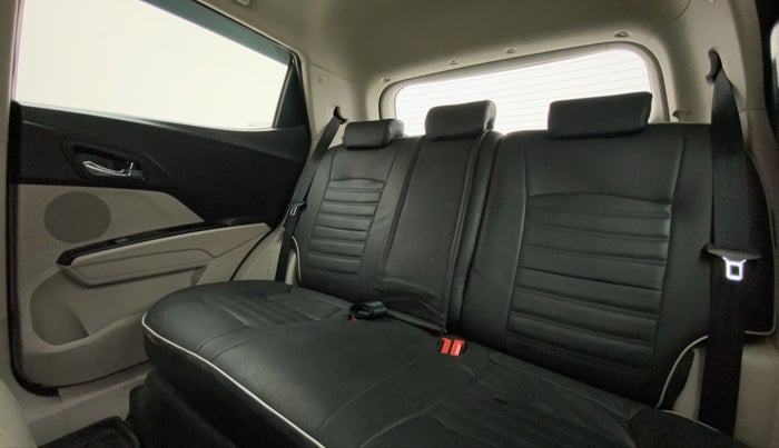 2021 Mahindra XUV300 W8 (O) 1.2 PETROL, Petrol, Manual, 48,853 km, Right Side Rear Door Cabin