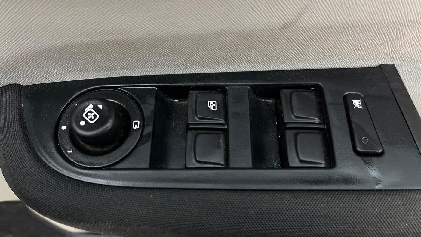 2024 Tata ALTROZ XZ PLUS SUNROOF CNG, CNG, Manual, 43,405 km, Driver Side Door Panels Control
