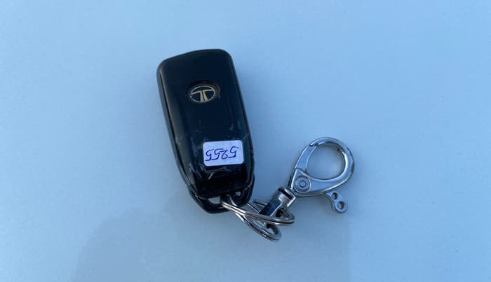 2019 Tata Tiago XZ PLUS PETROL, CNG, Manual, 1,02,379 km, Key Close Up