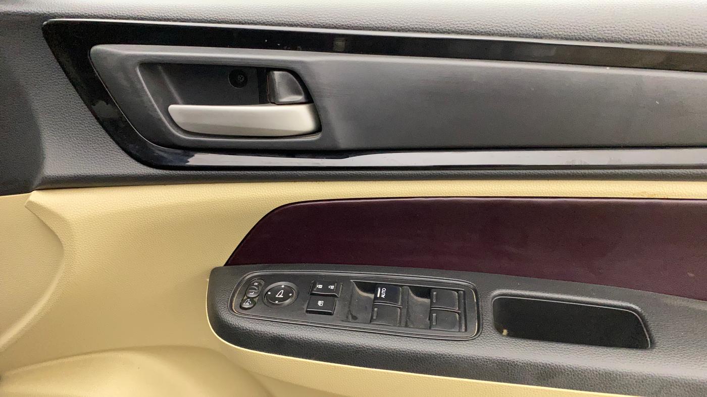 2019 Honda Amaze 1.2L I-VTEC S, CNG, Manual, 32,893 km, Driver Side Door Panels Control