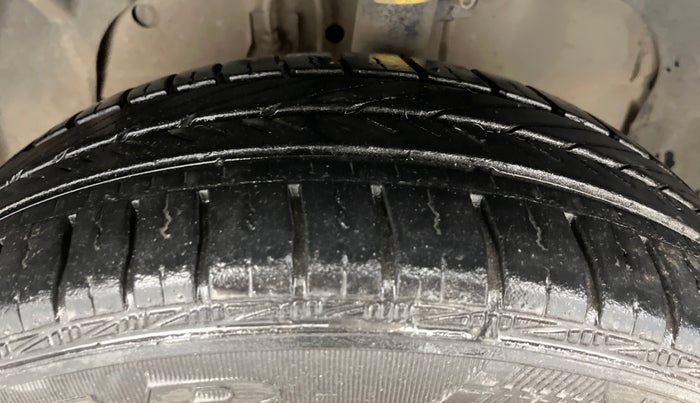 2017 Ford Ecosport AMBIENTE 1.5L PETROL, CNG, Manual, 1,05,543 km, Left Front Tyre Tread