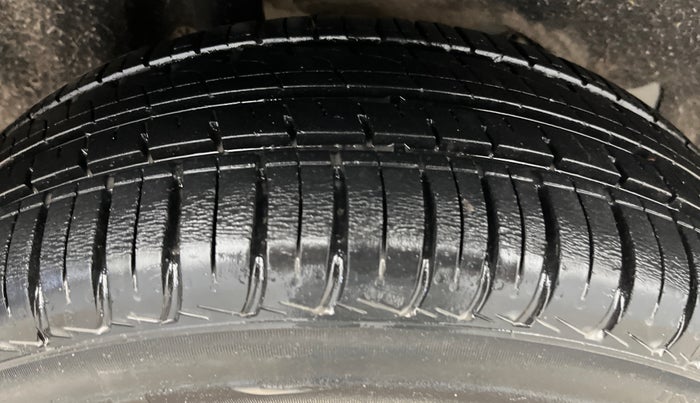 2017 Ford Ecosport AMBIENTE 1.5L PETROL, CNG, Manual, 1,05,543 km, Right Rear Tyre Tread