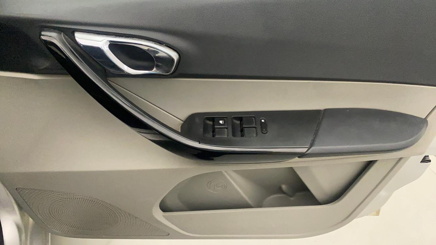 2018 Tata Tiago XZ PETROL, Petrol, Manual, 76,127 km, Driver Side Door Panels Control