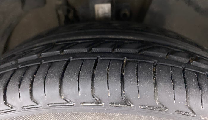 2012 Volkswagen Vento HIGHLINE DIESEL, Diesel, Manual, 75,455 km, Right Front Tyre Tread