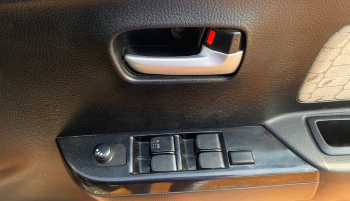 2017 Maruti Wagon R 1.0 VXI, Petrol, Manual, 75,826 km, Driver Side Door Panels Control