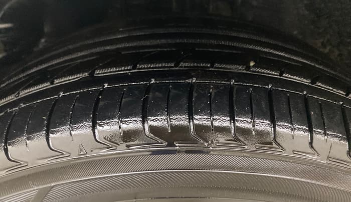 2015 Toyota Corolla Altis G PETROL, Petrol, Manual, 75,370 km, Left Front Tyre Tread
